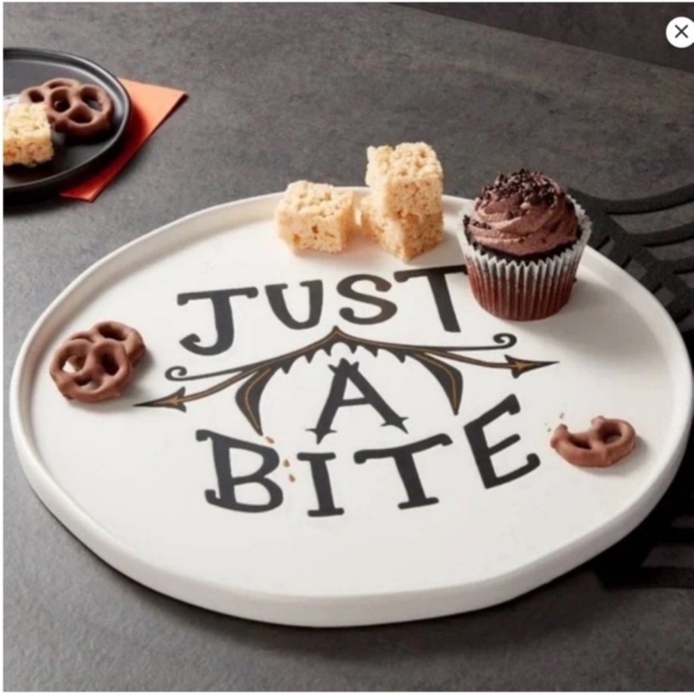 BUNDLE Just a bite platter and napkins❤️❤️❤️❤️